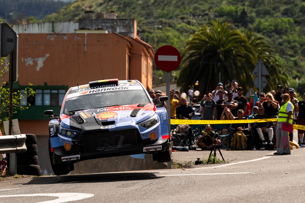 Ogier stracił zwycięstwo na przedostatnim oesie. Neuville triumfuje w Portugalii