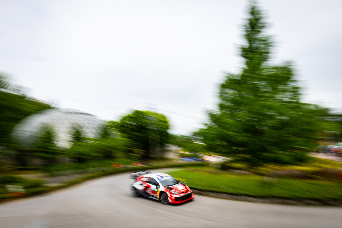 Ogier nie traci formy w Japonii. Trzy Toyoty na czele shakedownu