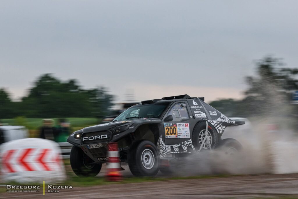 Wiatr i Łaskawiec odrabiają ponad minutę straty. Triumf w premierowym AKPOL Mikołajki Rally