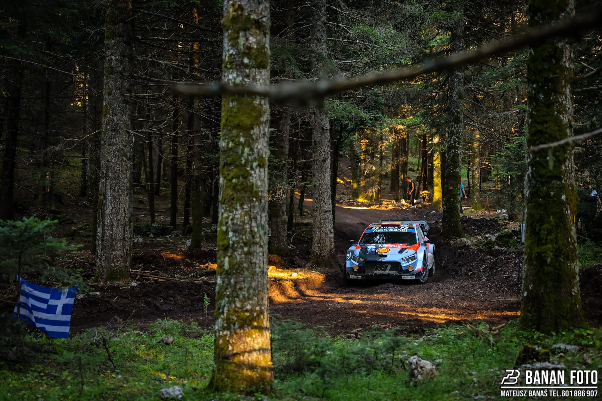 Tylko 4,1 sekundy. Neuville i Ogier rozstrzygną wszystko w niedzielę
