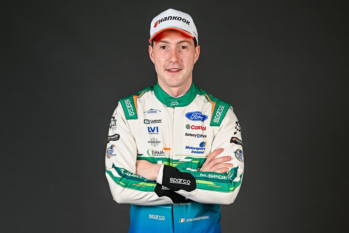 Kim jest Jon Armstrong?