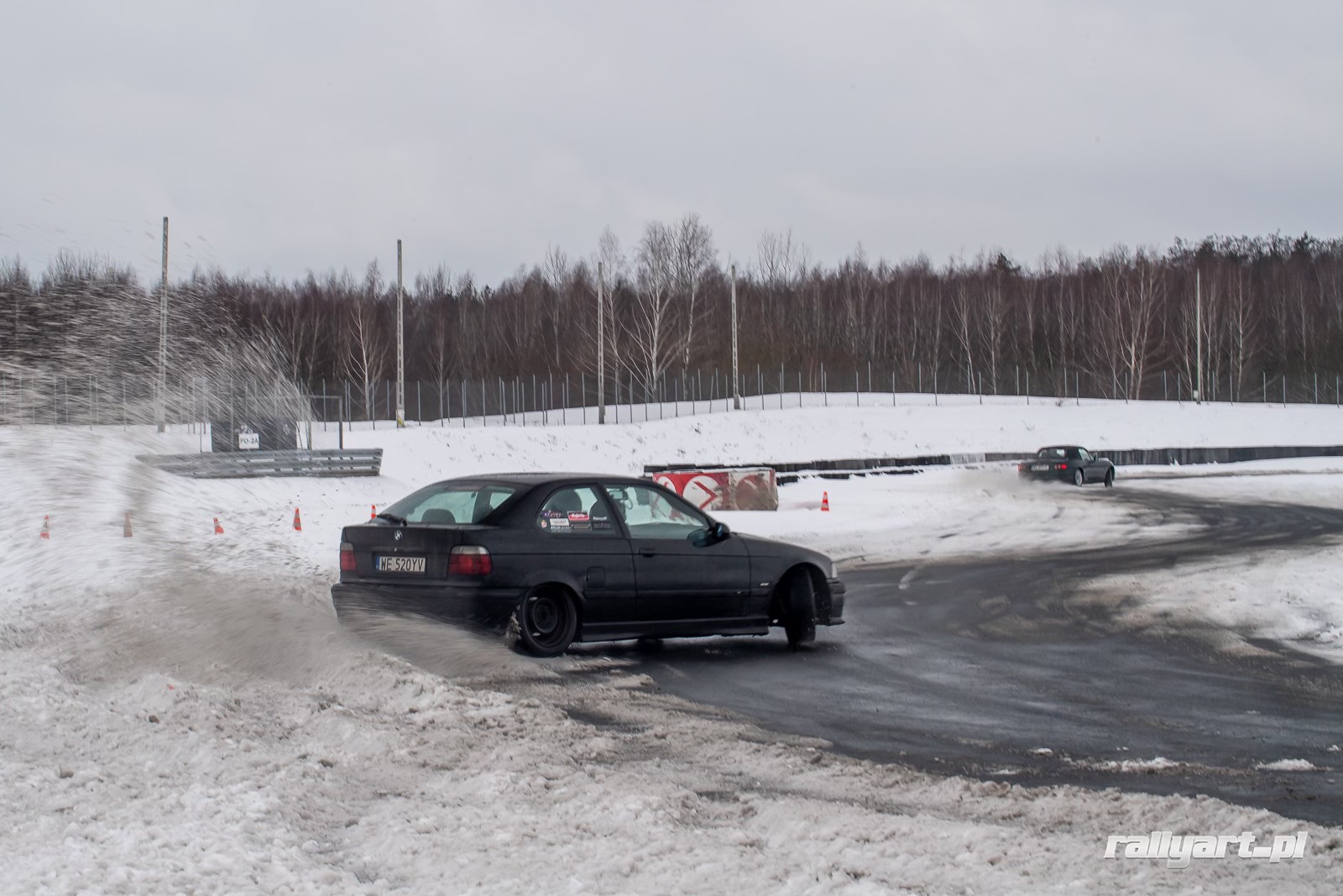 Zimowe jazdy po lodzie na celowniku mediów