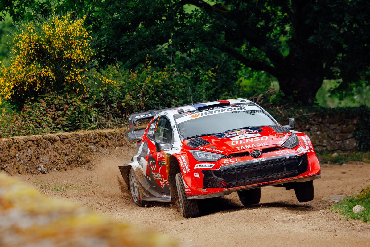 Chaos pogodowy w Portugalii. Ogier odzyskał kontrolę nad rajdem