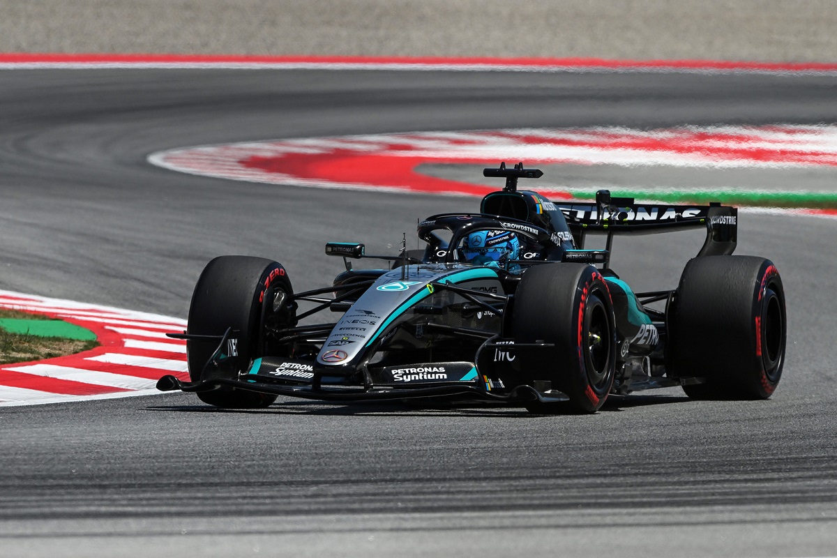 Russell pokonuje Hamiltona w walce o pole position w Barcelonie. Leclerc rozbija Ferrari w Q3