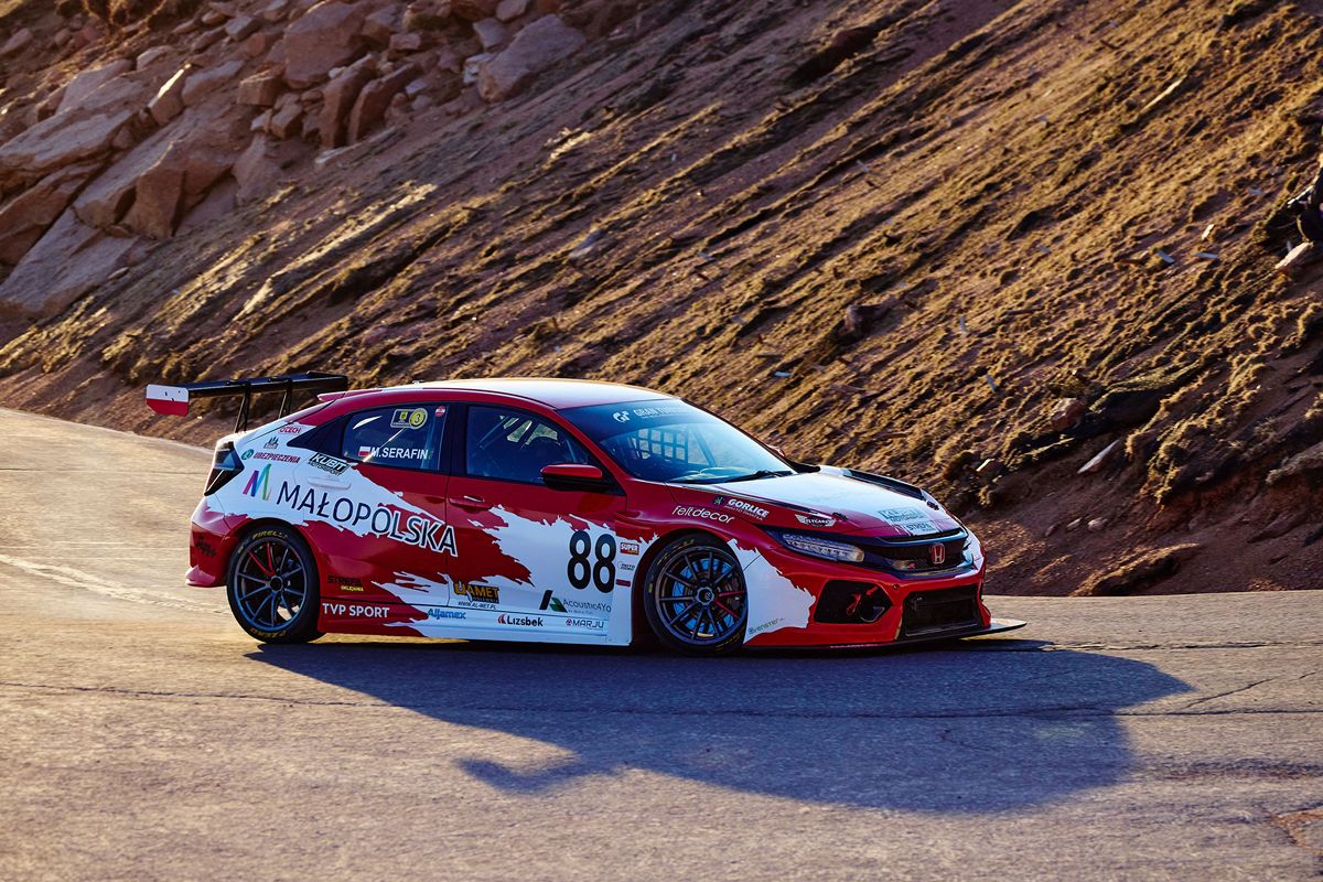Pierwszy Polak rusza na podbój Pikes Peak. Przed nami legendarny „Wyścig do chmur”