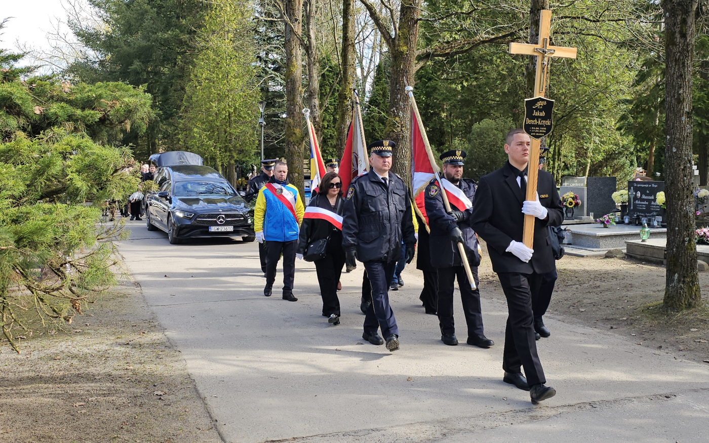 Ostatnia droga Jakuba Derecha-Krzyckiego. Tłumy osób żegnają radnego