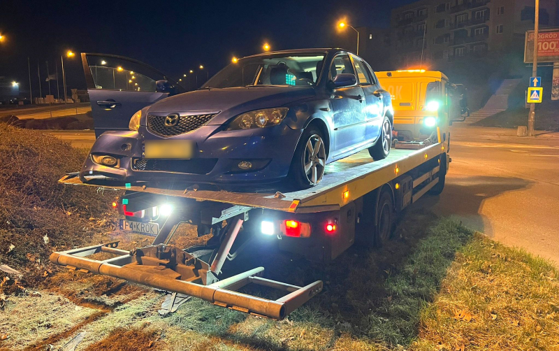 Mazda zatrzymała się na wysepce ronda Górczyńskiego