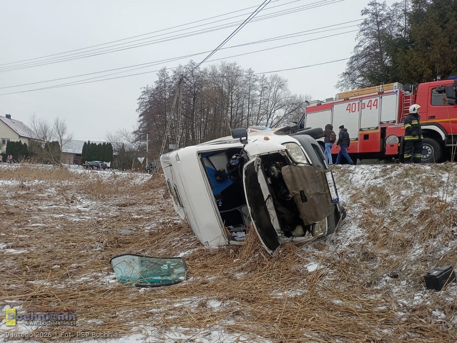 Krzeczów: bus z dziewięcioma osobami wypadł z drogi i przewrócił się na bok