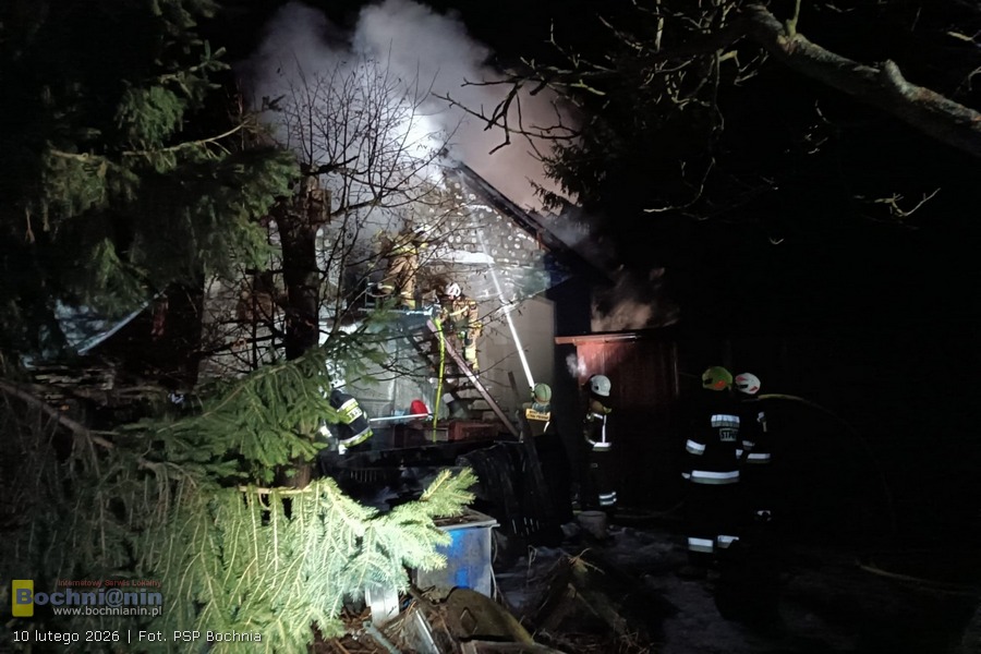 Pożar budynku gospodarczego w Dębinie. Spłonęło około 50 indyków