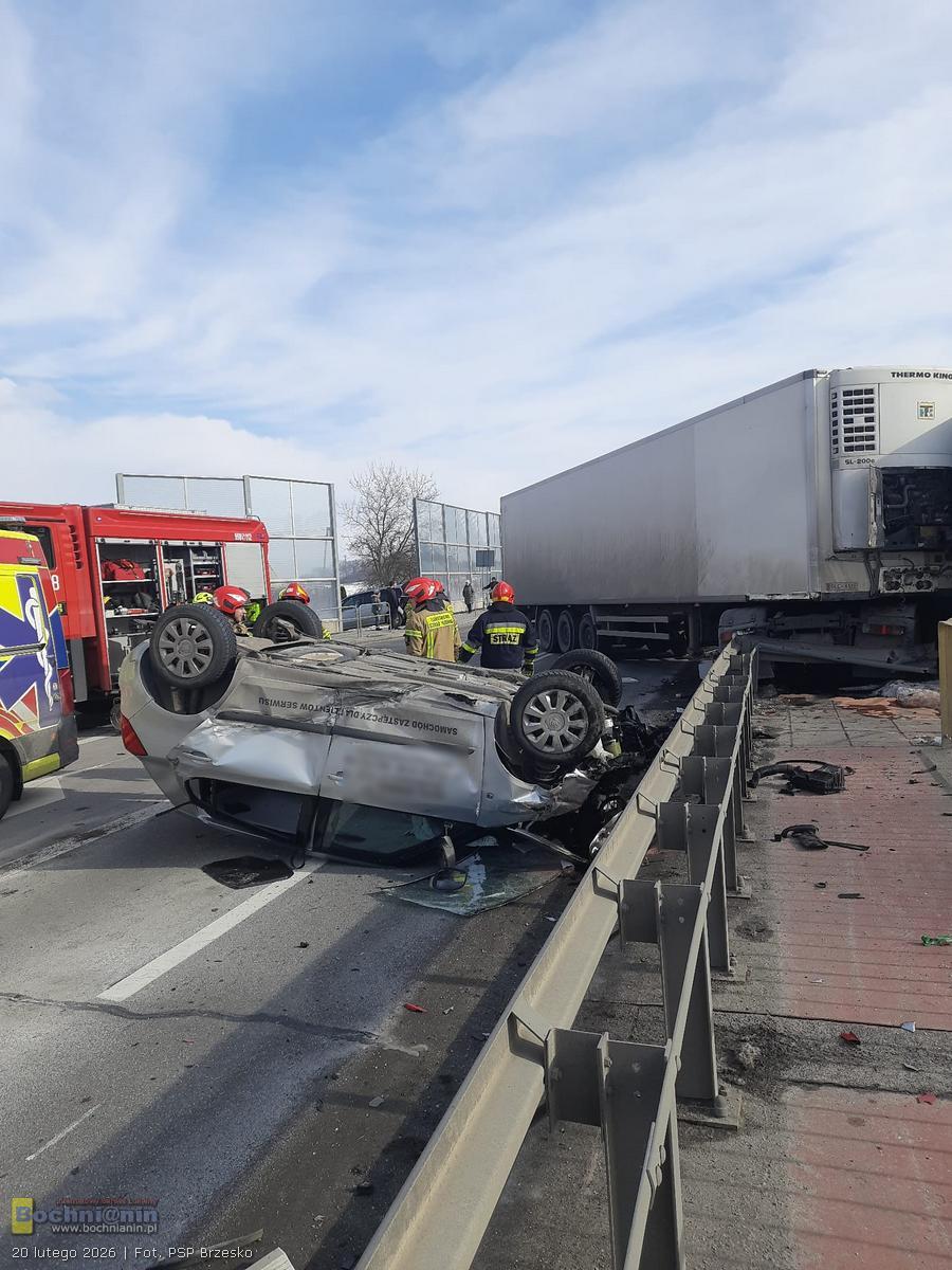 Dachowanie auta osobowego po zderzeniu z ciężarówką. Brzescy strażacy wezwani do wypadku w sąsiednim powiecie