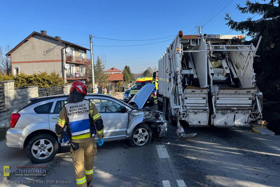 Mokrzyska. Osobówka uderzyła w śmieciarkę. Jedna osoba trafiła do szpitala