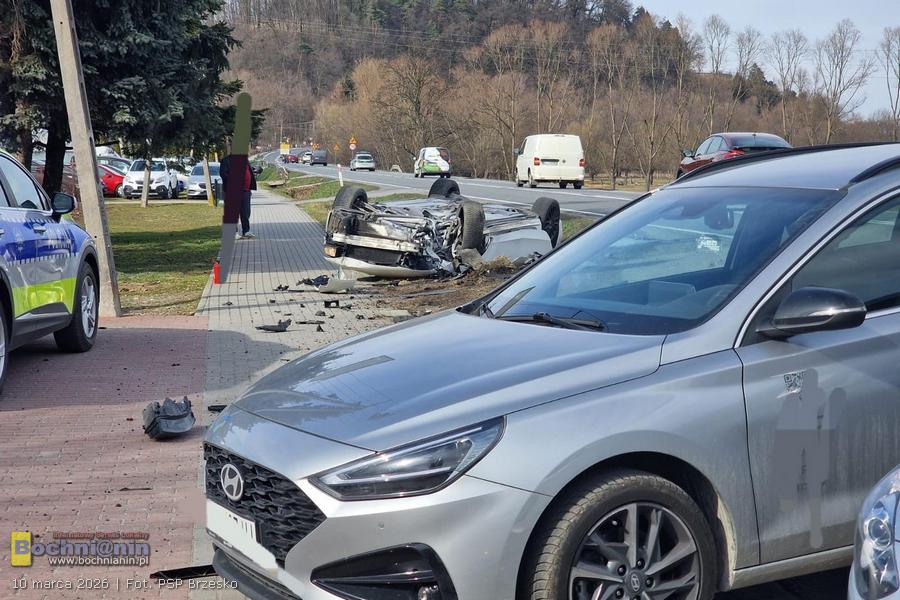 Czchów. Dachowanie samochodu na DK75. Jedna osoba ranna