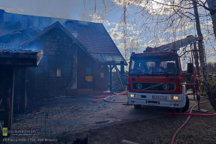 Pożar w Mokrzyskach. Ogień z wiaty przeniósł się na dach domu