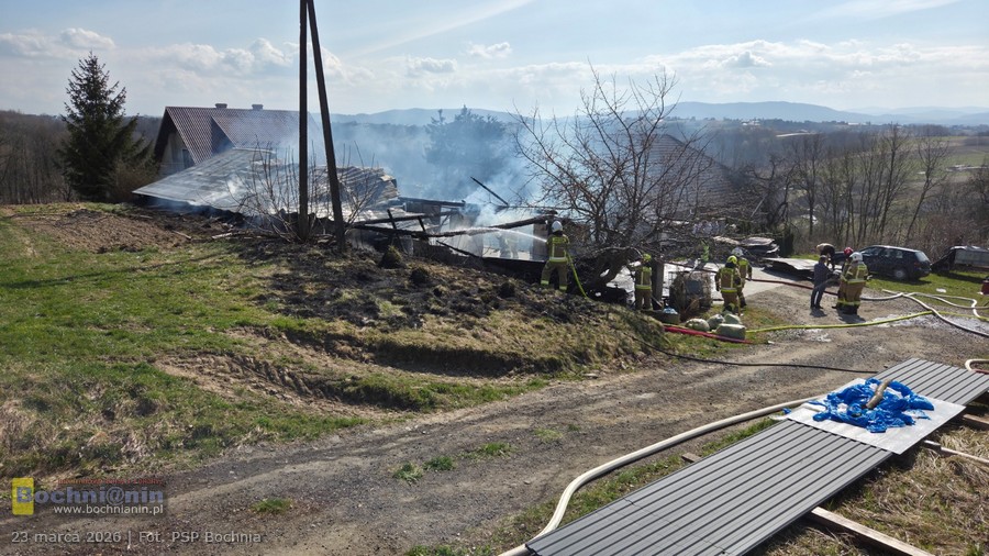 Pożar budynku gospodarczego w Królówce. W środku były maszyny rolnicze