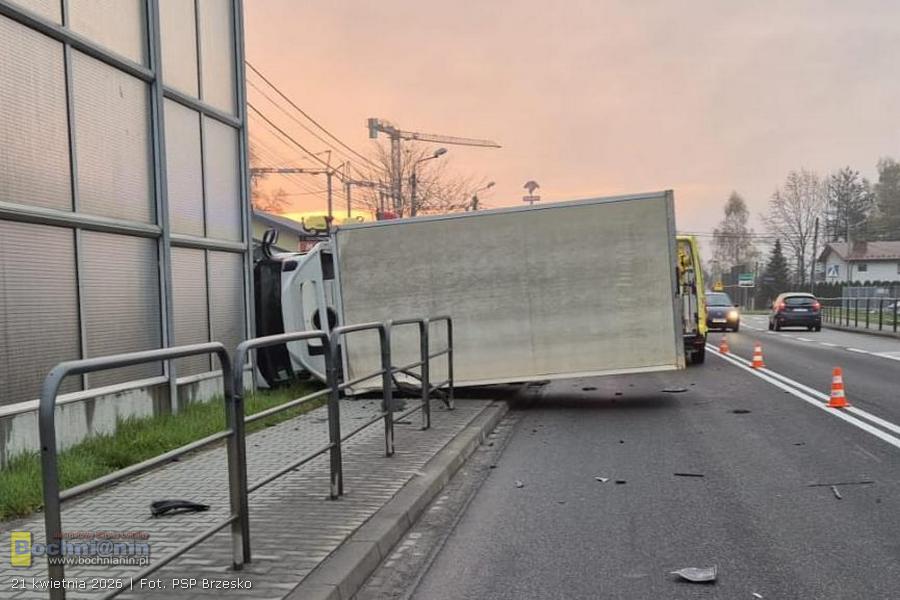 Przewrócony samochód dostawczy na DK94. Utrudnienia przy wjeździe do Brzeska – ZDJĘCIA