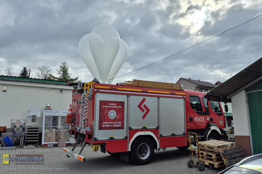 Balony z paczkami znalezione w Iwkowej. Na miejscu strażacy i policja – ZDJĘCIA