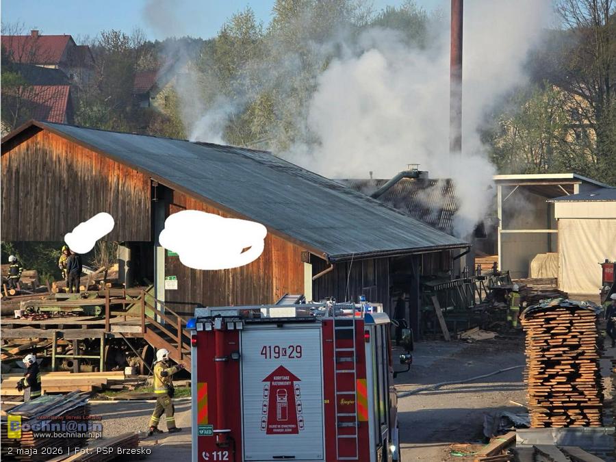 Pożar tartaku w Iwkowej. Na miejscu kilkudziesięciu strażaków