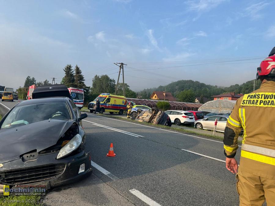 Poranny wypadek na DK75 w Czchowie. Dwa samochody wylądowały w rowie