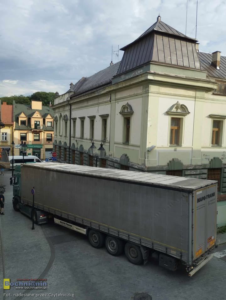 Ciężarówka zablokowała centrum Bochni. Kierowca utknął na wąskich ulicach