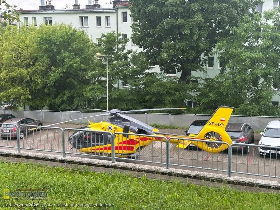 Bochnia. Dwa nietypowe lądowania śmigłowca LPR. Pilot wykazał się precyzją! – ZDJĘCIA, WIDEO