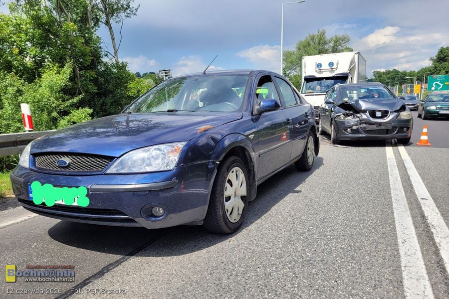 Kolizja trzech samochodów na DK75 w Okocimiu. Dwoje dzieci trafiło do szpitala na obserwację