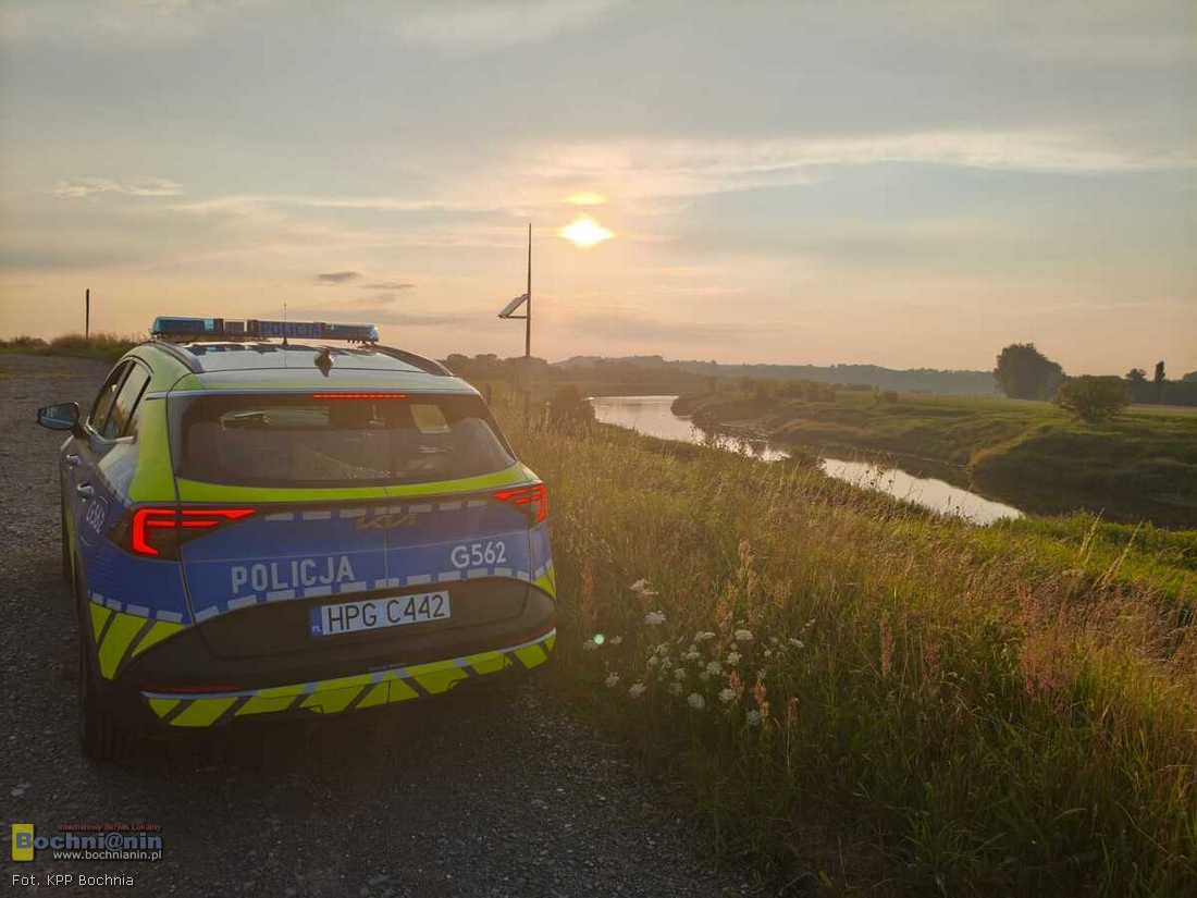 Dzielnicowi patrolują akweny i „dzikie kąpieliska”. Policja przypomina o bezpieczeństwie nad wodą