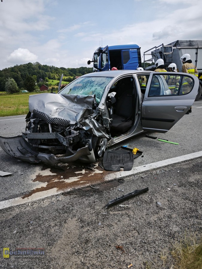 Wypadek w Uszwi na DK75. Zderzenie samochodu osobowego z ciężarówką, jedna osoba poszkodowana