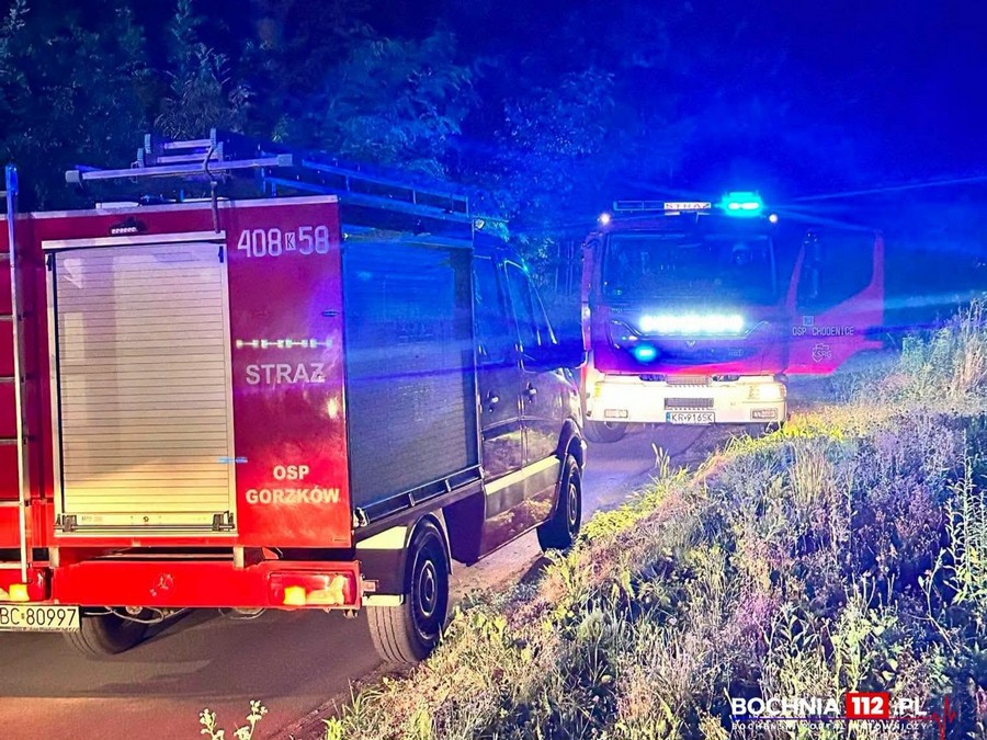 Pożar w Gorzkowie. Zabytkowy Fiat 125p spłonął doszczętnie