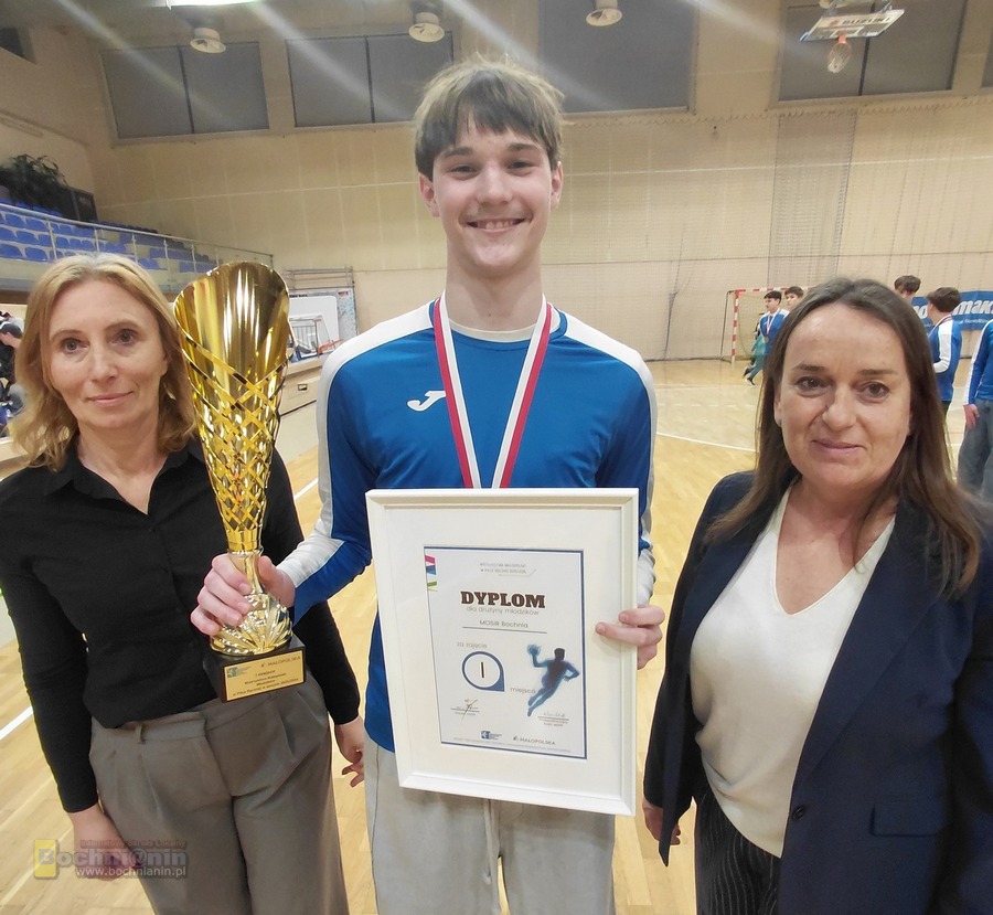 Piłka ręczna. MOSiR Bochnia z pucharem za mistrzostwo Małopolski młodzików