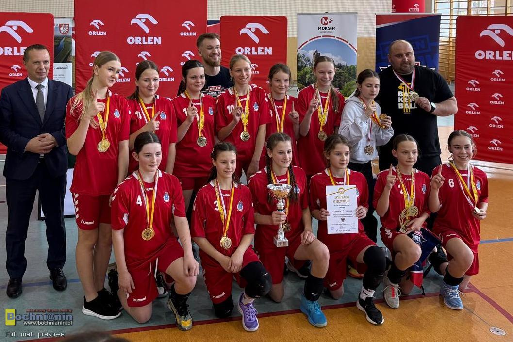 SP 5 Bochnia mistrzem Małopolski! Przepustka do krajowego finału, a Tosia i Sara pojadą na camp z zawodnikiem NBA
