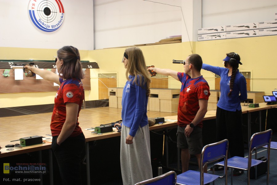 Zawodniczka klubu „Młody Strzelec” na podium zawodów w Krakowie