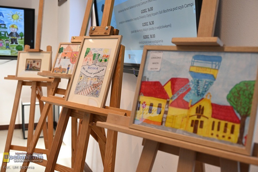 Bochnia. Nagrodzono laureatów konkursu pocztówkowego z okazji 773. rocznicy lokacji miasta