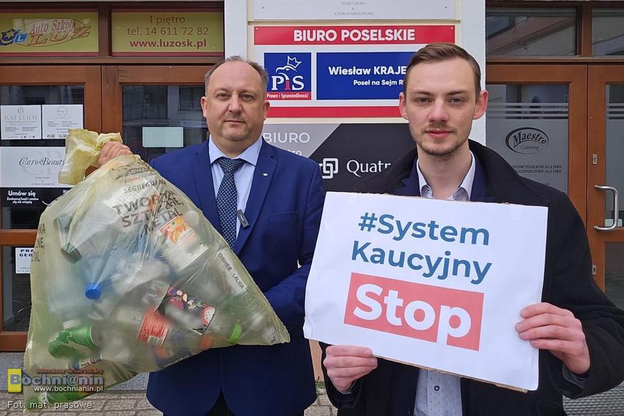 Bochnia. Z workiem butelek przed biurem posła PiS. Konfederacja: Polacy są traktowani jak „śmieciarze”