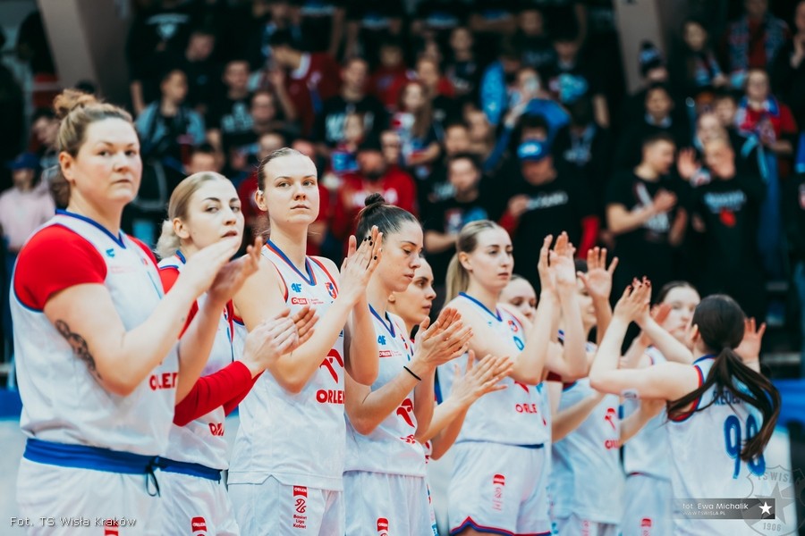 Wisła Kraków zlicytowała dla WOŚP dzień meczowy z drużyną koszykarek. Trwa aukcja piłki z autografami zawodniczek z Bochni