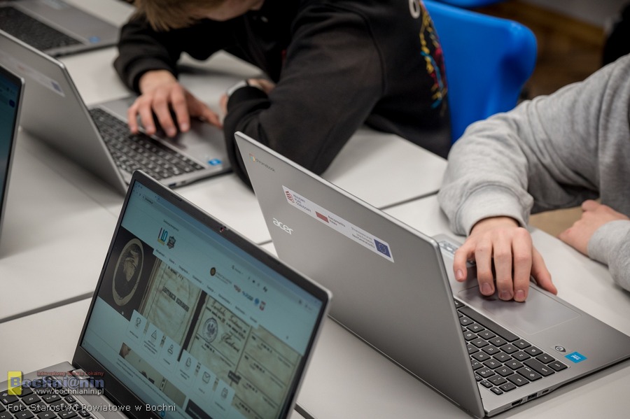 Powiat Bocheński kupił ponad tysiąc laptopów i tabletów dla szkół średnich