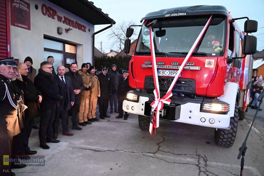 Nowy wóz strażacki dla OSP Jodłówka. Sprzęt za 1,3 mln zł już w służbie – ZDJĘCIA