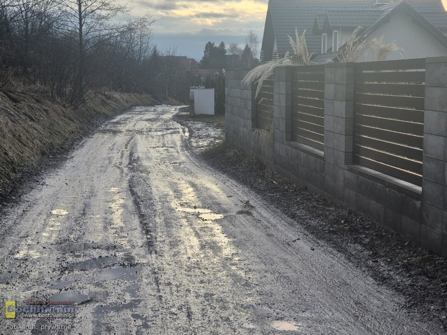 Bochnia. Mieszkańcy ul. Św. Urbana skarżą się na fatalny stan drogi. „Interweniujemy od lat” – ZDJĘCIA