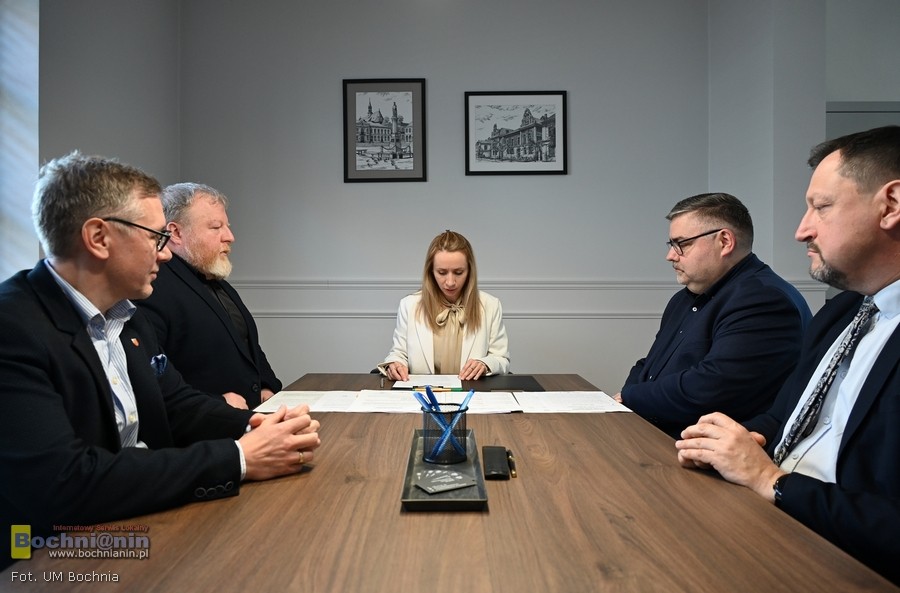 Bochnia przekazała powiatowi działki przy DPS. Powstaną parking i tereny zielone