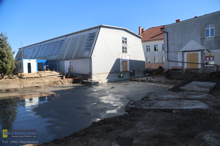 Niepołomice. Trwa rozbudowa najstarszej szkoły. Inwestycja za 8,5 mln zł