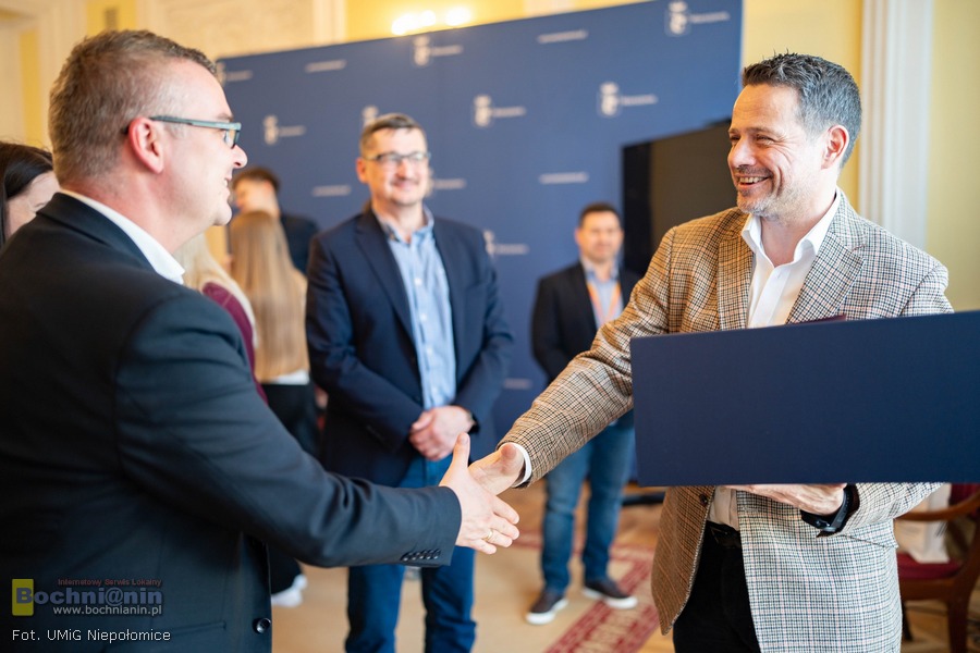 Młodzież z Niepołomic spotkała się z Rafałem Trzaskowskim. Było Q&A i rozmowy o rozwoju miast – ZDJĘCIA