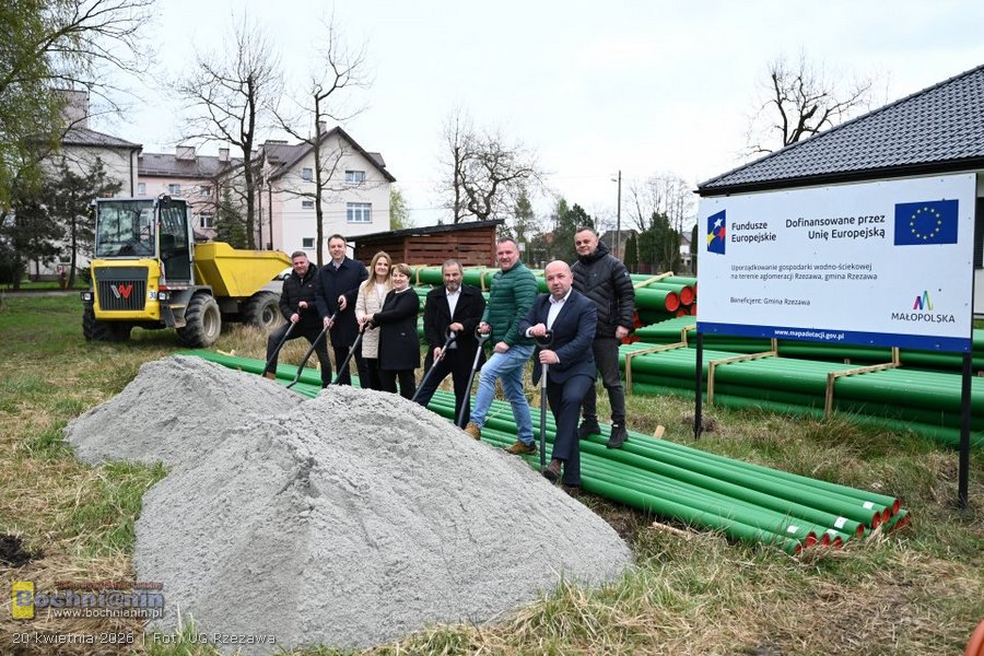 Gmina Rzezawa. Rusza budowa kanalizacji w Dąbrówce. Symboliczne wbicie łopaty – ZDJĘCIA
