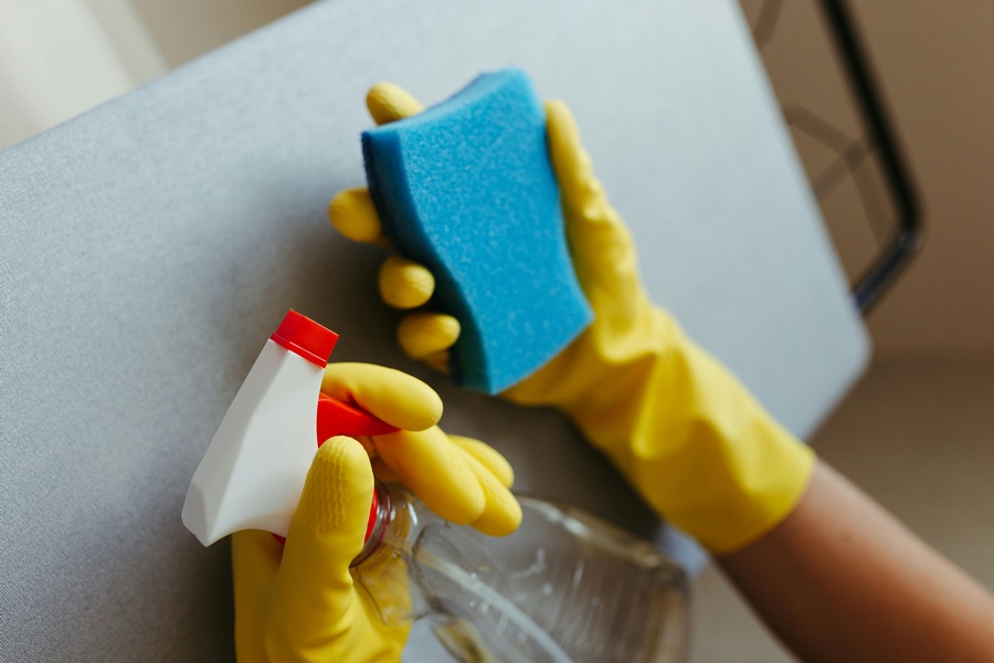 🔸 Wiosenne porządki od A do Z – co warto sprzątnąć i odświeżyć? Checklista