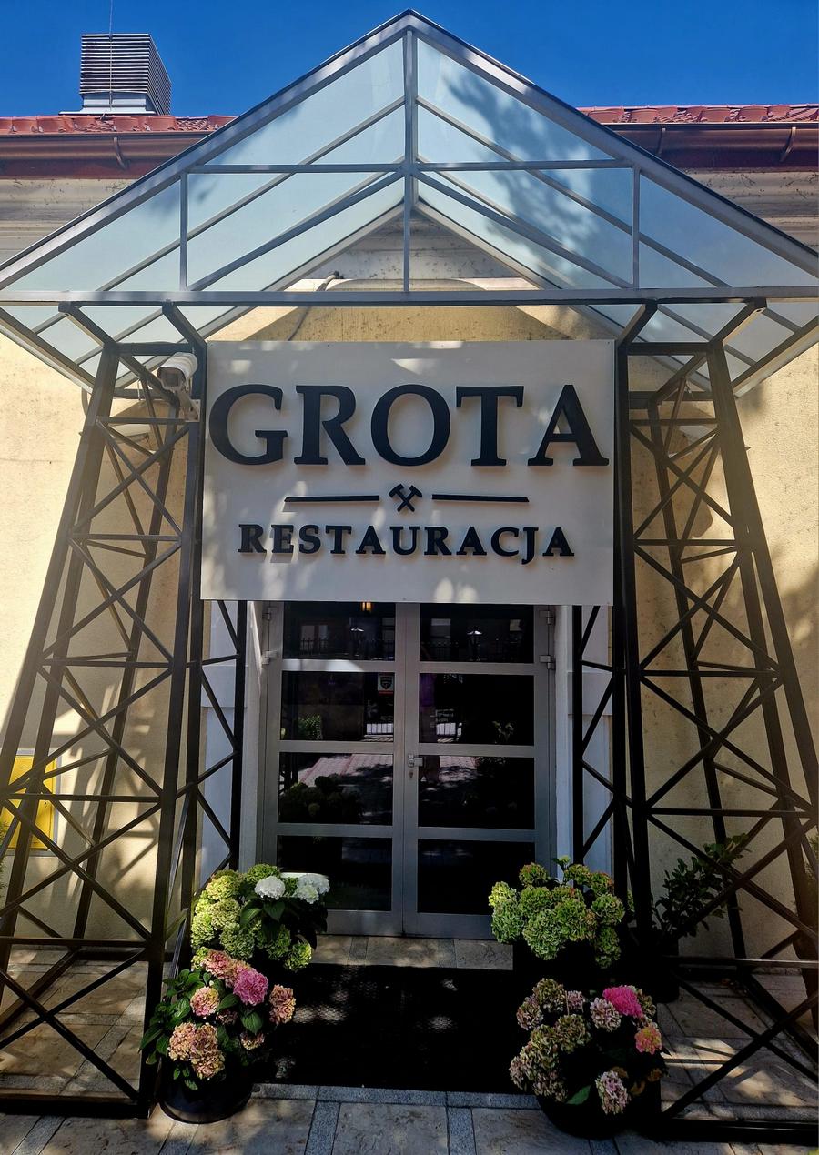 Restauracja GROTA: niedługo wielkie otwarcie, a już w ten weekend zapraszamy do nowego ogródka!
