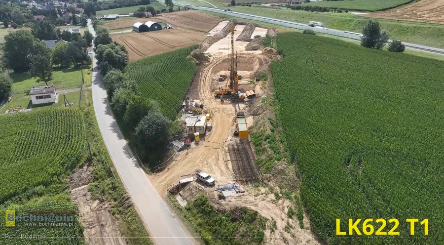 Linia kolejowa Podłęże-Gdów wchodzi w kluczową fazę. Rozpoczęła się budowa mostów i tunelu – ZDJĘCIA i WIZUALIZACJE