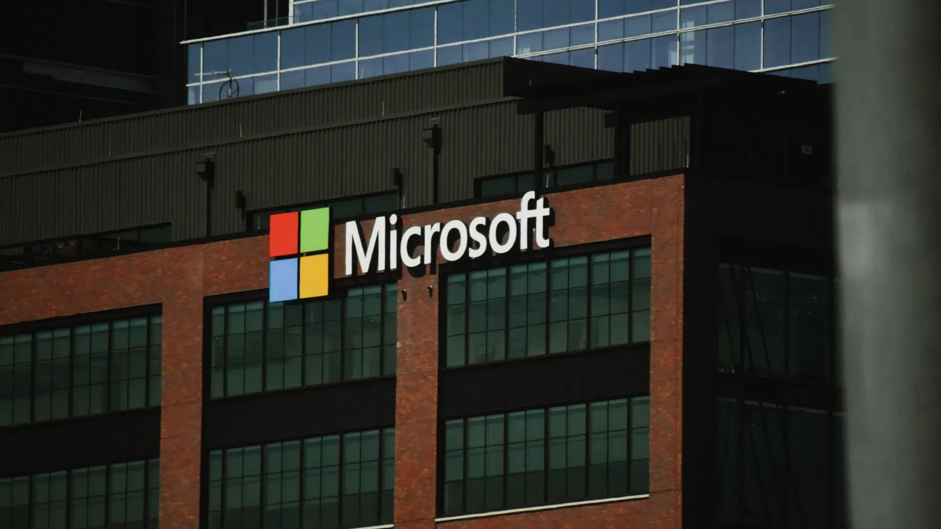 Kosztowny błąd Microsoftu: Dlaczego styczniowa łatka uderzyła w produktywność enterprise