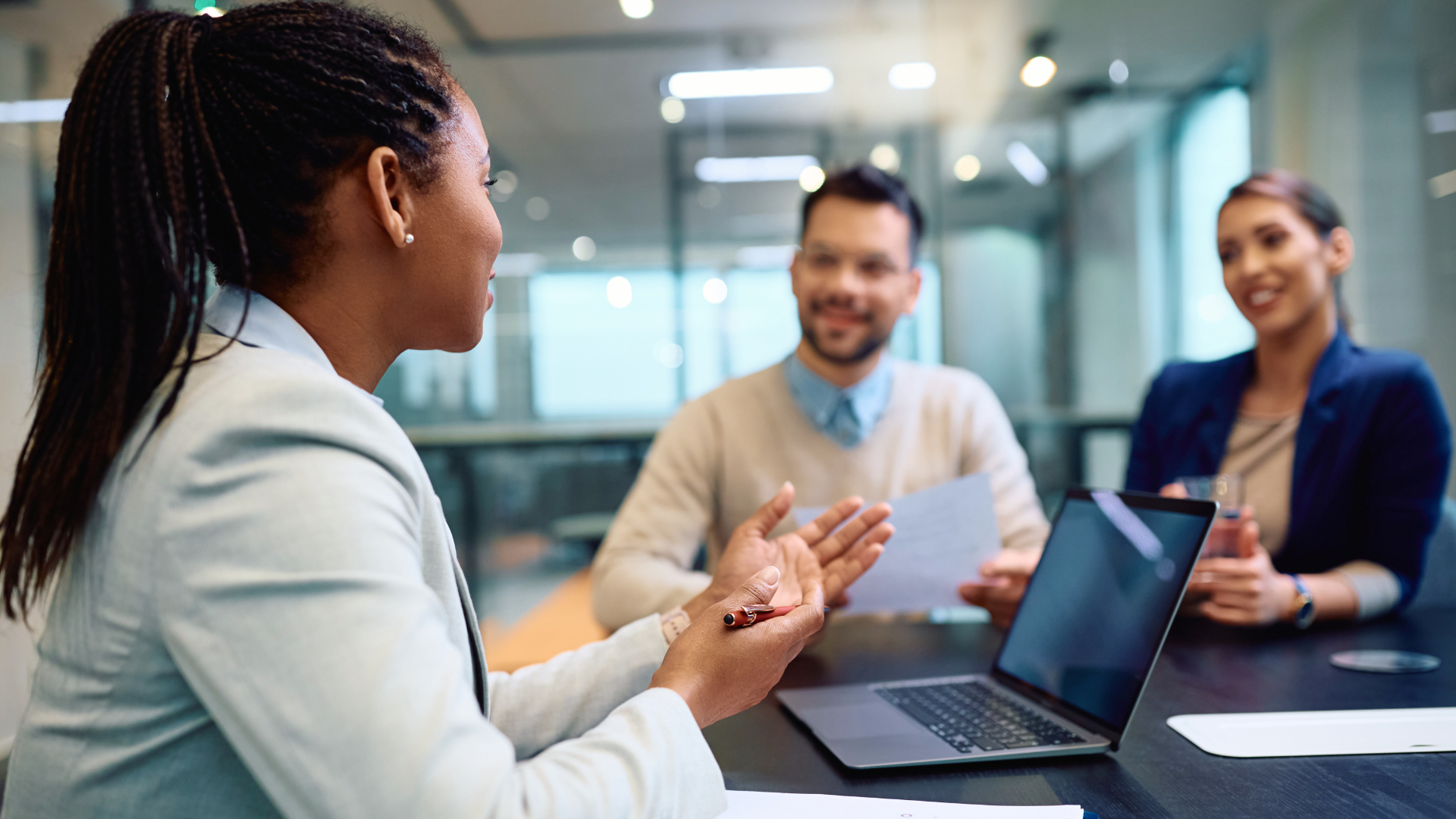 Zakładanie firmy i pierwsze kroki w banku – od wyboru konta po limit kredytowy