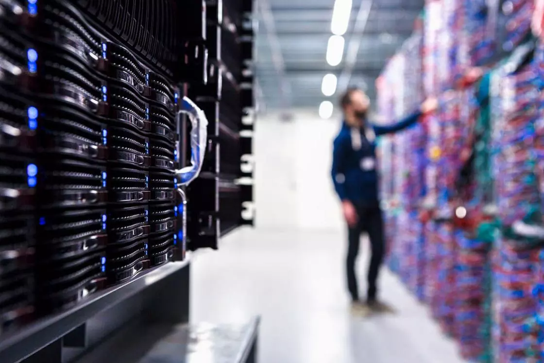 Wartość fuzji i przejęć IT. Giganci technologiczni inwestują w fundamenty AI
