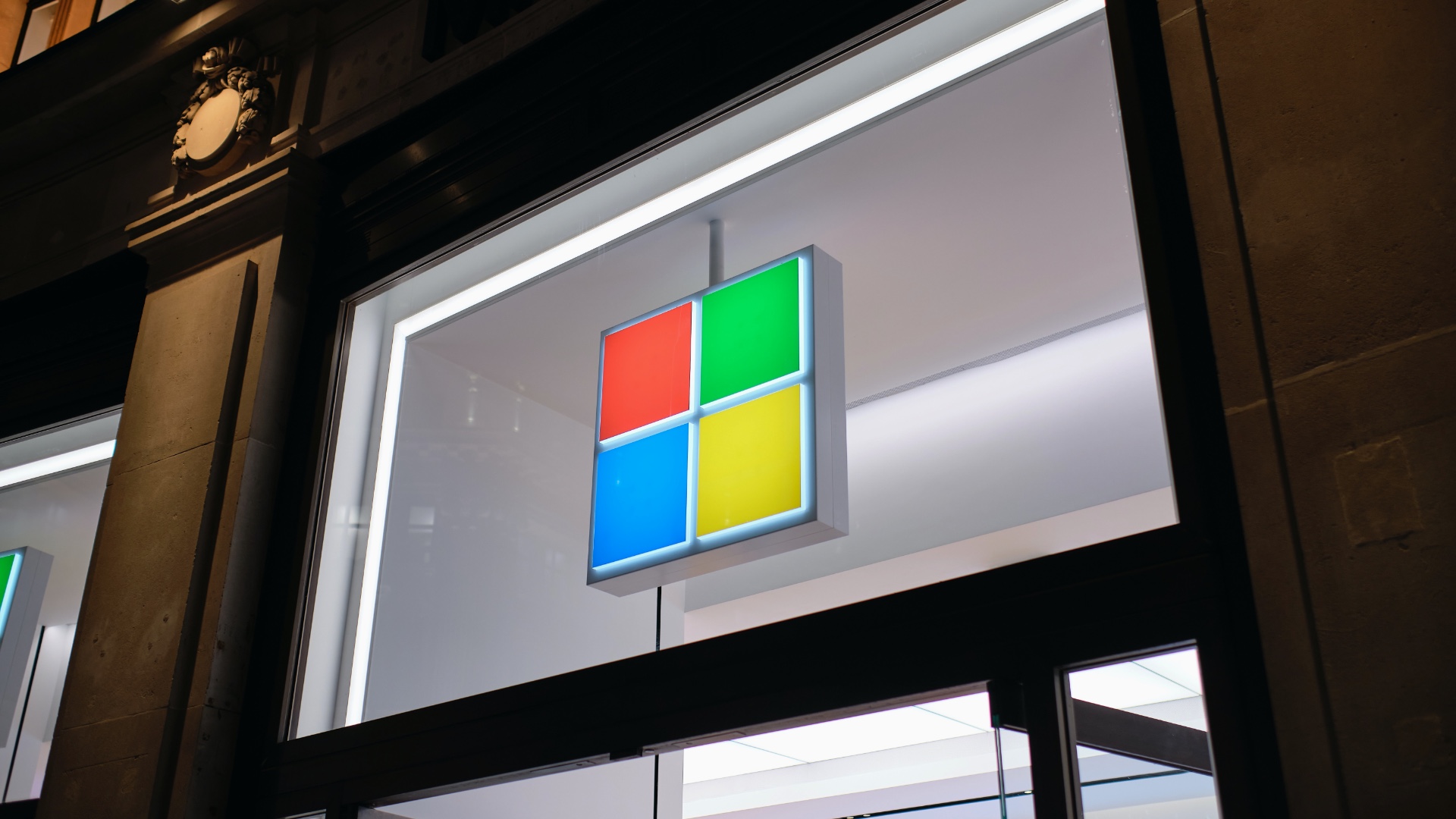 Microsoft wstrzymuje zatrudnianie w chmurze i sprzedaży