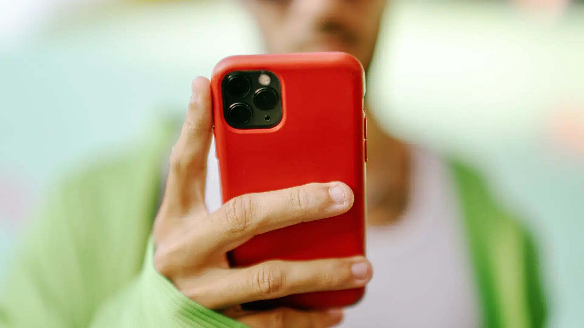 Globalny spadek dostaw telefonów. Dlaczego Apple jako jedyne rośnie?