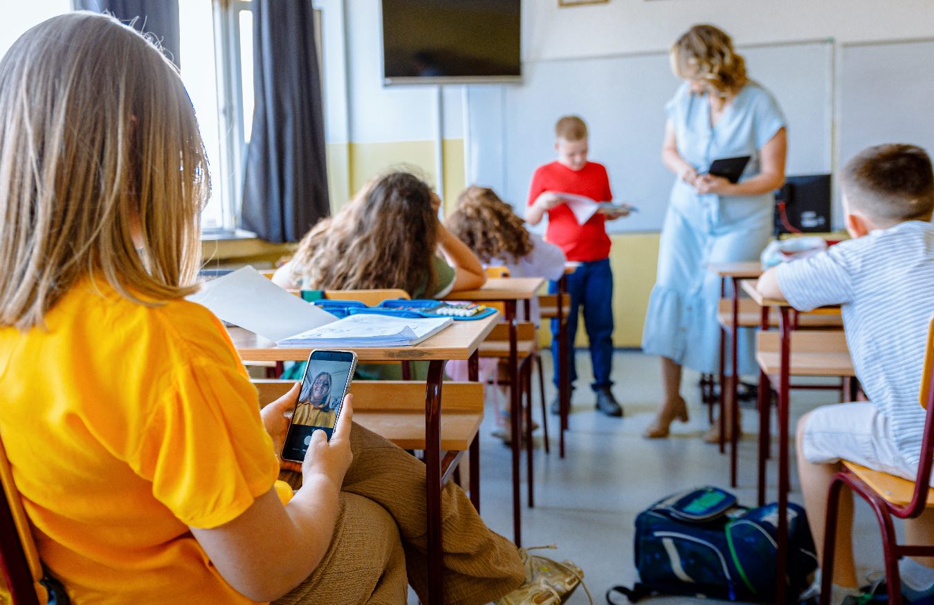 Zakaz telefonów w szkołach od września 2026? Projekt ustawy budzi emocje